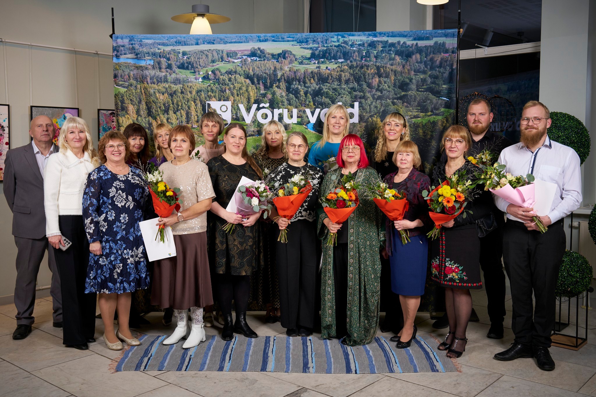 Tänusündmusel tänukirja saanud 28. laulu- ja 21. tantsupeol „Iseoma” osalenud kollektiivide juhendajad, tuleteekonna korraldajad Võru vallas, Võru vallavolikogu esimees Georg Ruuda, abivallavanem Piret Otsatalu ning Võru valla kultuuri- ja noorsootöökeskuse direktor Maarika Rosenberg. Fotod: JASSU HERTSMANN